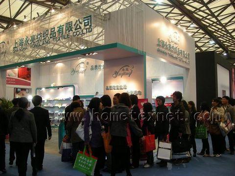 观众排长队领取永亮毛巾礼品